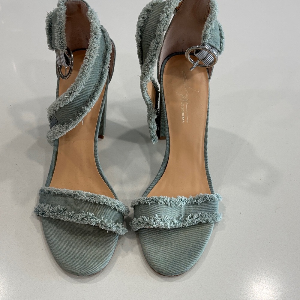 FABULOUS Denim Sandals With A Comfortable Heel Size 8.5